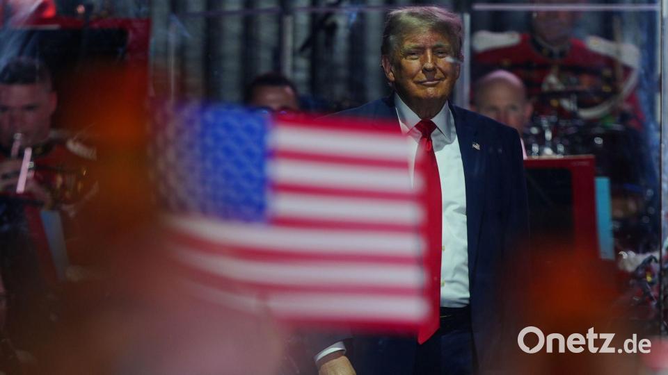 US-Präsident Donald Trump steht auf der Bühne, nachdem er bei der Eröffnung der „Great American State Fair“ auf der National Mall eine Rede gehalten hat. Bild: Julia Demaree Nikhinson/AP/dpa
