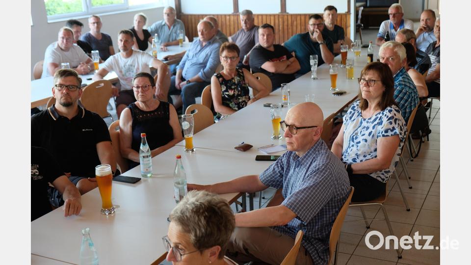 Ein Waffeleis vor Versammlungsbeginn hielt die Besucher bei Rekord-Temperaturen bei guter Laune. Bild: Robert Dotzauer