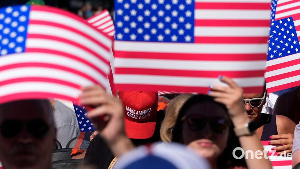 Im Publikum waren US-Flaggen und Kappen der MAGA-Bewegung (Make America Great Again) zu sehen. Bild: Jen Golbeck/AP/dpa