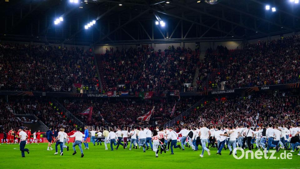 Fans des SC Freiburg stürmten nach Schlusspfiff den Platz und jubelten über den Einzug ins Europa-League-Finale. (Archivbild) Bild: Tom Weller/dpa