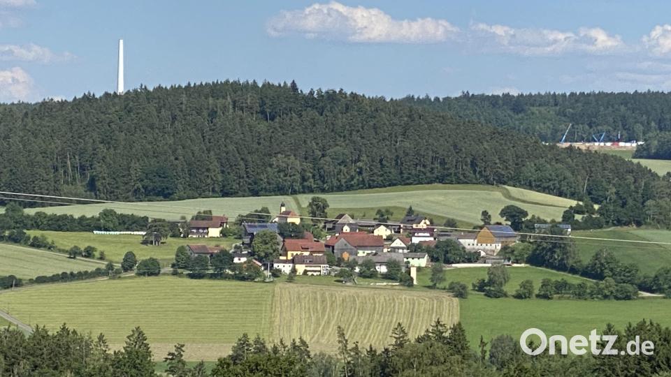 Der erste Turm steht. Rechts oben ist die Baustelle für den südlichen Turm zu sehen. Bild: Josef Glas