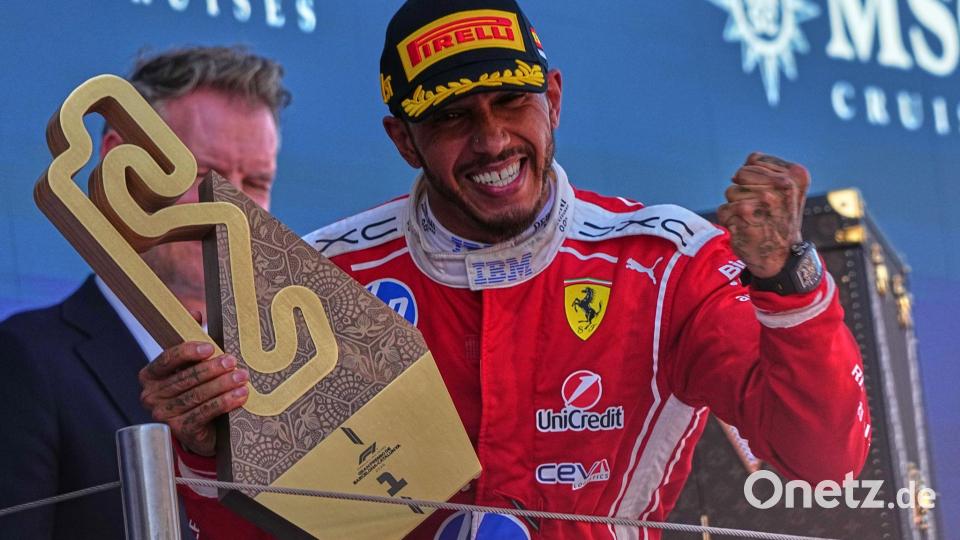Die Erlösung: Lewis Hamilton gewann in Barcelona erstmals für die Italiener. (Archivbild) Bild: Fatima Shbair/AP/dpa