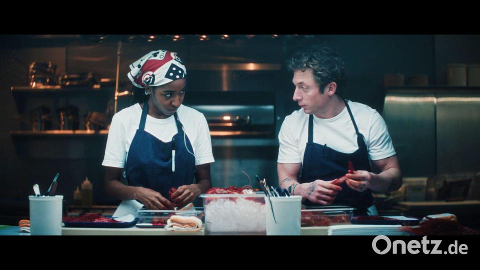 Wie geht es weiter für Koch Carmen „Carmy“ Berzatto (Jeremy Allen White, rechts) und seine nicht minder talentierte Kollegin Sydney Adamu (Ayo Edebiri)? Das Restaurant „The Bear“ steht in der fünften Staffel am Scheidepunkt. Bild: Disney+/dpa