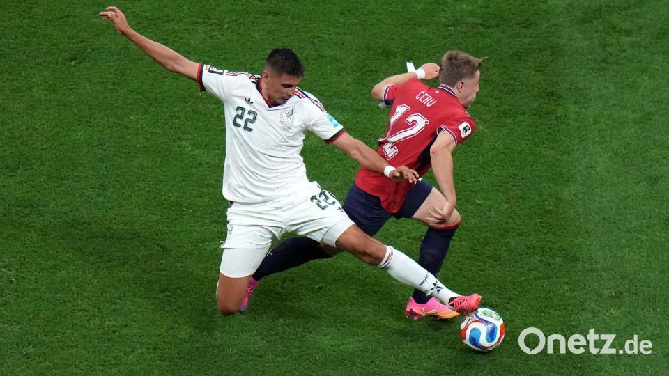 Die ganze WM für Tschechien: Einfach zu spät am Ball. Bild: Eduardo Verdugo/AP/dpa