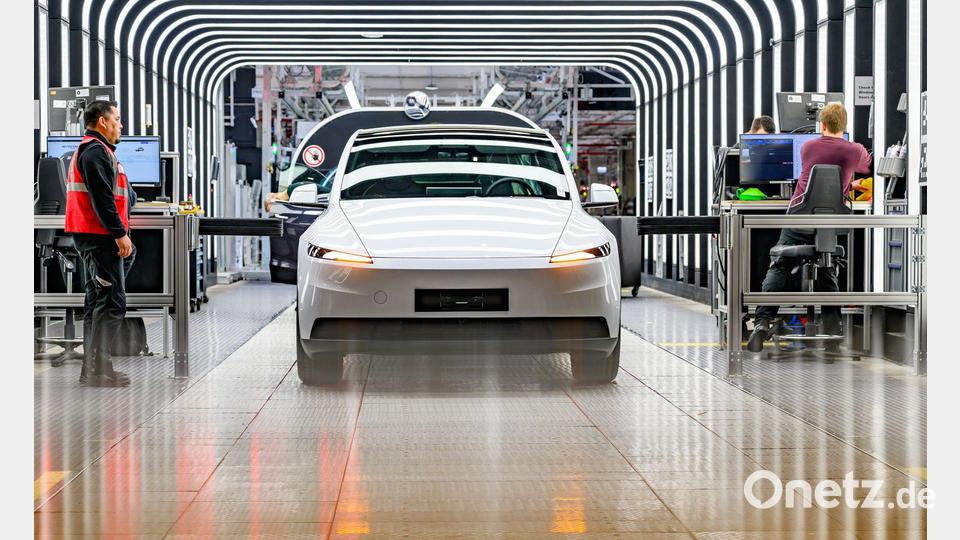 Der US-Elektroautobauer Tesla will die Produktion in seinem Werk in Grünheide noch weiter ankurbeln. (Archivbild) Bild: Patrick Pleul/dpa