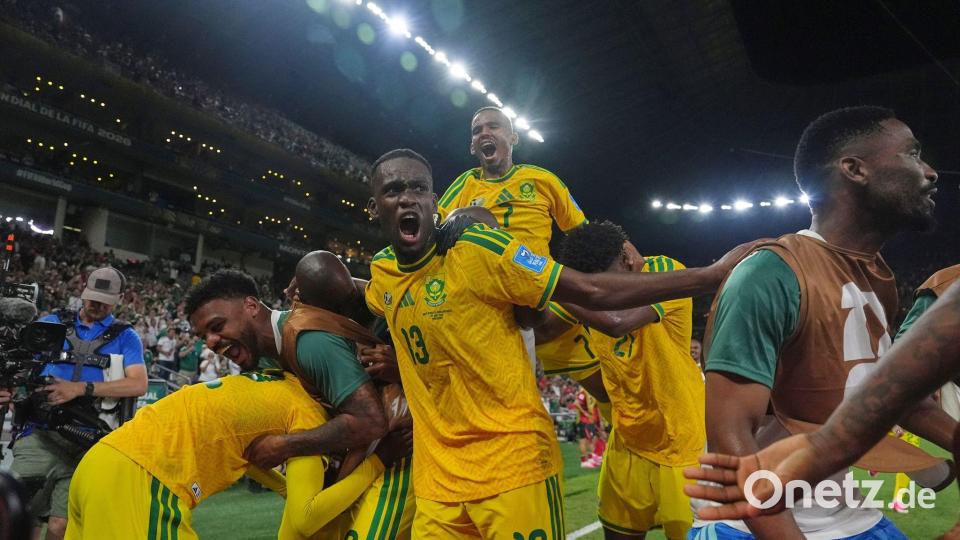 Südafrika feiert das Weiterkommen. Bild: Moises Castillo/AP/dpa