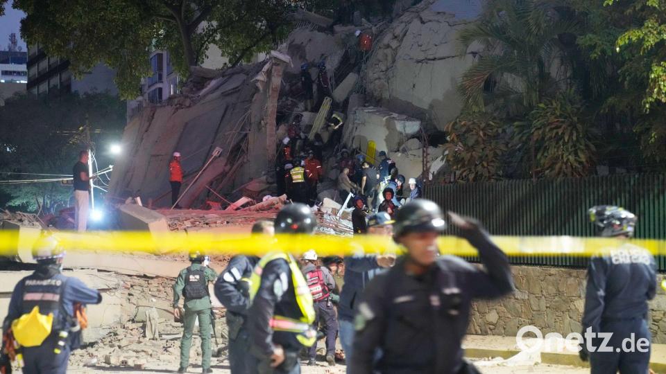 Rettungskräfte suchen nach einem Erdbeben in Caracas in Venezuela nach Überlebenden in einem eingestürzten Gebäude. Bild: Ariana Cubillos/AP/dpa