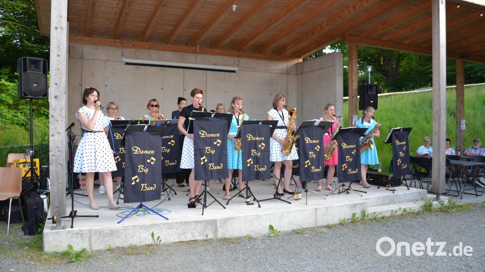 Die Damen-Big-Band Waidhaus machte eine musikalische Weltreise. Bild: Peter Garreiss