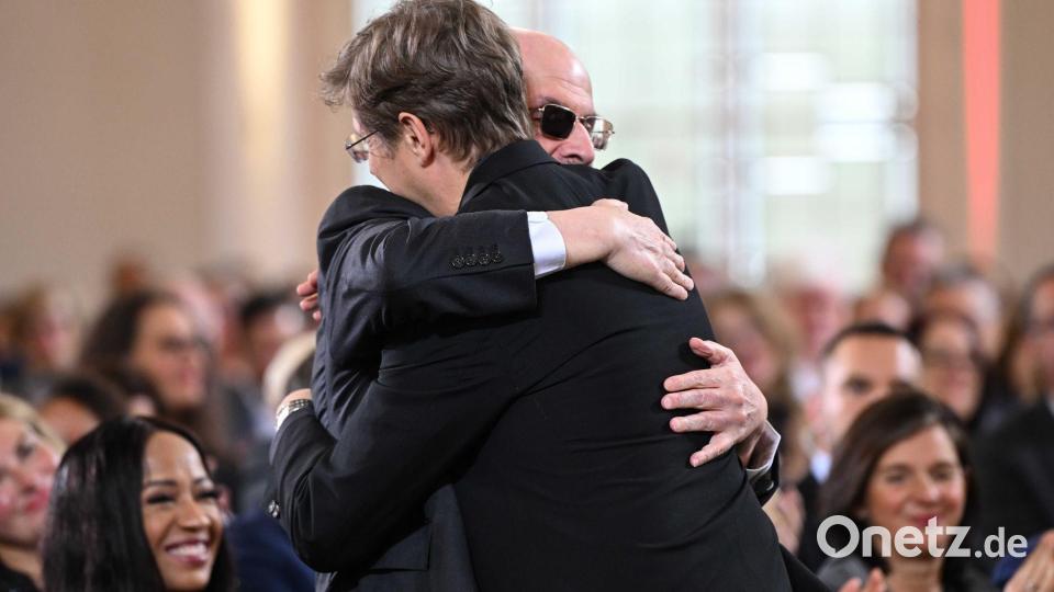 Salman Rushdie bekam den Friedenspreis des Deutschen Buchhandels 2023. (Archivbild) Bild: Arne Dedert/dpa Pool/dpa