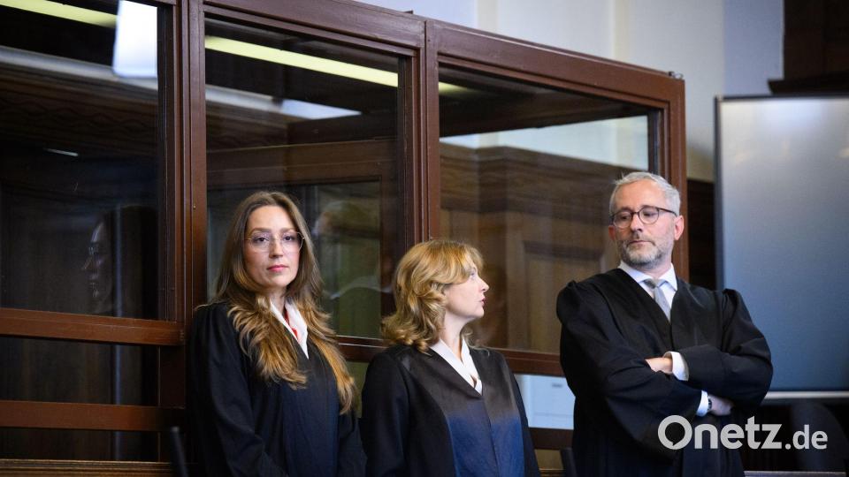 Die Rechtsanwälte des angeklagten Palliativarztes stehen im Landgericht Berlin. (Archivbild) Bild: Bernd von Jutrczenka/dpa