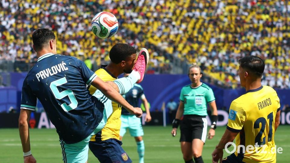 Direkt vor dem 1:0 durch Sané trifft Pavlovic (l) seinen Gegenspieler im Gesicht. Bild: Jan Woitas/dpa