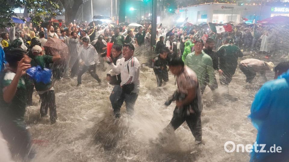 Feiern im Regen Bild: Marco Ugarte/AP/dpa