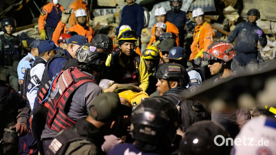 Die Rettungsteams geben die Hoffnung nicht auf. Bild: Ariana Cubillos/AP/dpa