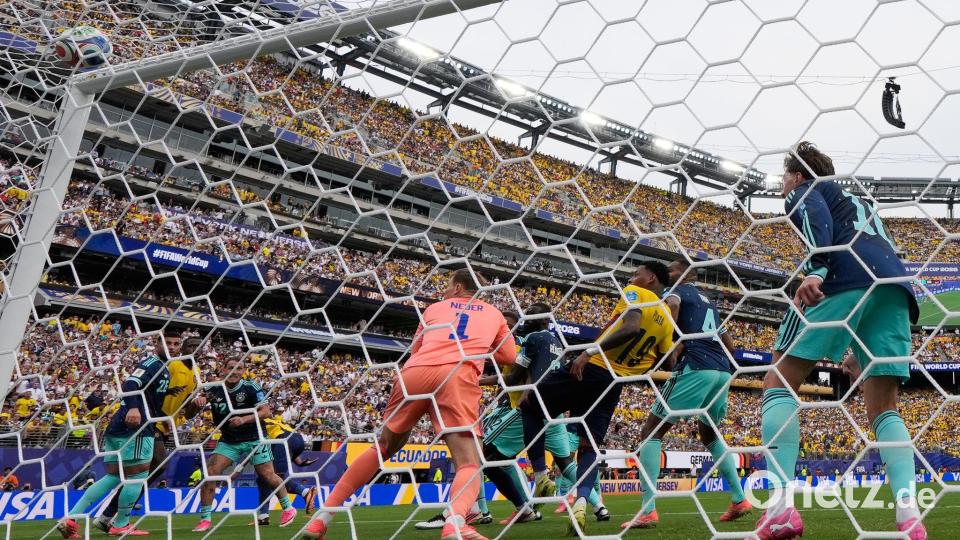 Manuel Neuer kommt gegen Ecuadors Gonzalo Plata zu spät. Bild: Yuki Iwamura/AP/dpa