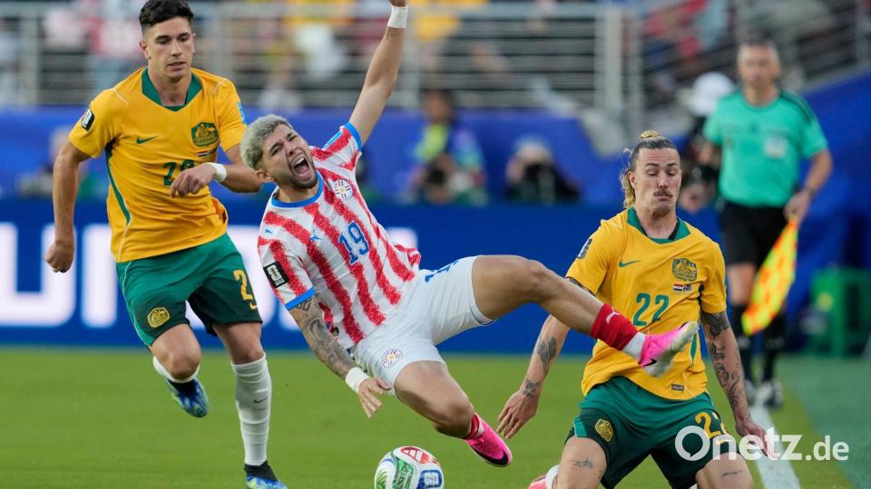 Im Duell zwischen Paraguay und Australien stand der Kampf im Vordergrund. Bild: Eugene Hoshiko/AP/dpa