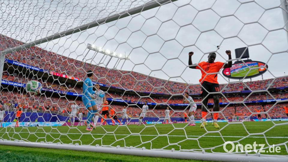 Brian Brobbey und die Niederlande stehen in der K.o.-Runde. Bild: Charlie Riedel/AP/dpa