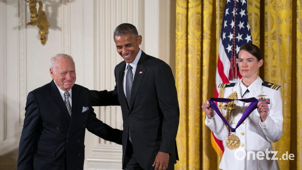Die Liste der Ehrungen für Mel Brooks ist lang – 2015 bekam er von US-Präsident Barack Obama die „National Medal of Arts“ verliehen. (Archivbild) Bild: Shawn Thew/dpa