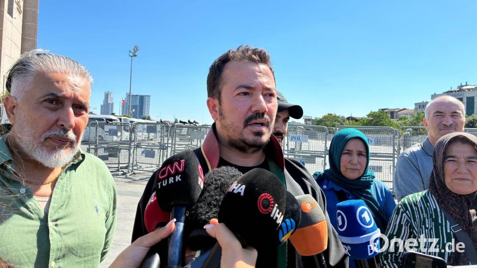 Der Anwalt der verstorbenen Hamburger Familie begrüßt die hohen Haftstrafen vor dem Gerichtsgebäude in Istanbul. Bild: Linda Say/dpa