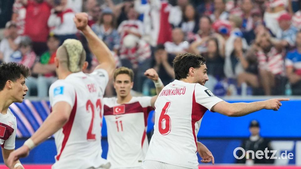 Kökcü (rechts) erzielte das zwischenzeitliche 2:1 für die Türkei. Bild: Andre Penner/AP/dpa