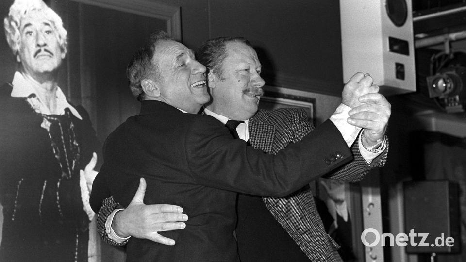 1984 traf Mel Brooks auf seine langjährige deutsche Stimme, den 2018 gestorbenen Schauspieler Wolfgang Völz. (Archivbild) Bild: Werner Baum/dpa