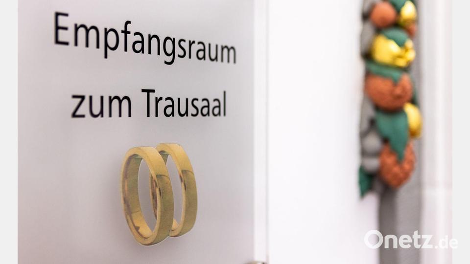Die Zahl der Hochzeiten fiel auf einen Tiefststand. (Symbolbild) Bild: Christian Lademann/dpa