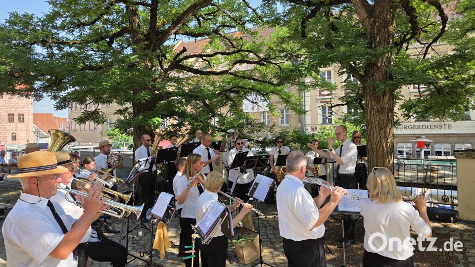 Die Bergknappenkapelle spielte im Schatten der Bäume am Kirchenvorplatz zur Eröffnung zahlreiche Stücke mit Bravour. Ihre schwarzen Uniformen hatten die Musiker wegen der Hitze abgelegt. Bild: Tobias Gräf