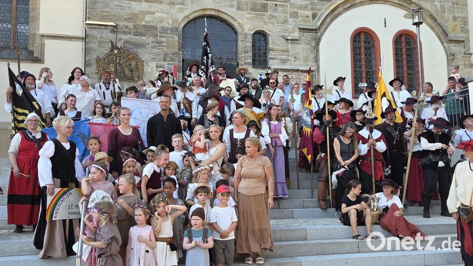 Zum ersten Mal seit mehreren Jahren nahm die Festzug-Gesellschaft wieder auf den Treppen der Marienkirche Aufstellung. Die Stufen waren wegen einer Sanierung lange gesperrt gewesen. Bild: Tobias Gräf
