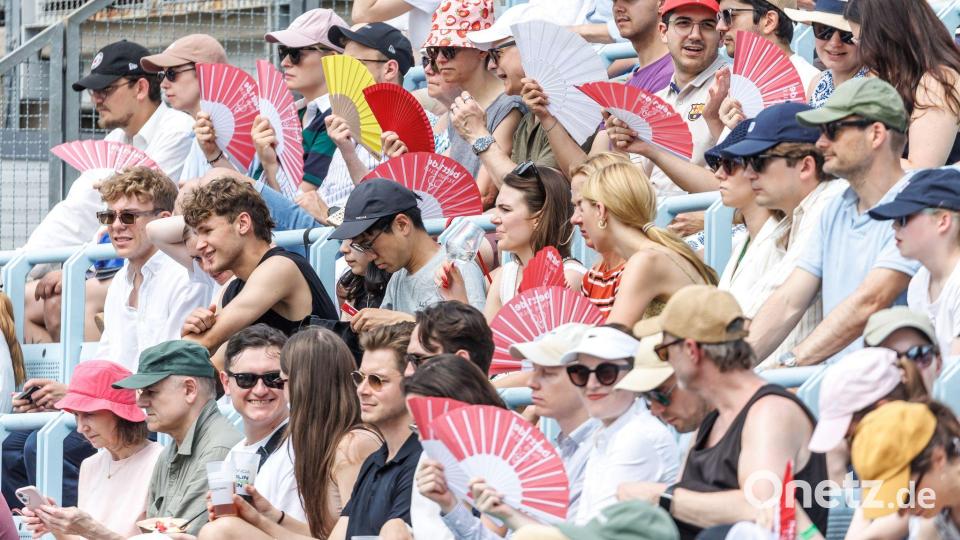 Fächer waren beim Tennis-Turnier im Juni in Berlin auf den Zuschauerrängen gefragt. Bild: Andreas Gora/dpa