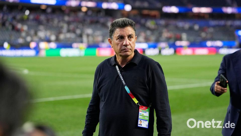 Irans Trainer Amir Ghalenoei hatte wenig Lust, über das Thema „Pride Match“ zu sprechen. (Archivbild) Bild: Mark J. Terrill/AP/dpa