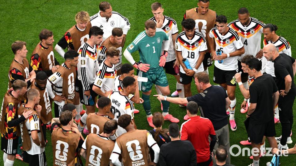 Bundestrainer Julian Nagelsmann (M/r) nutzte die Trinkpause, um taktische Dinge zu erklären. (Archiv) Bild: Federico Gambarini/dpa