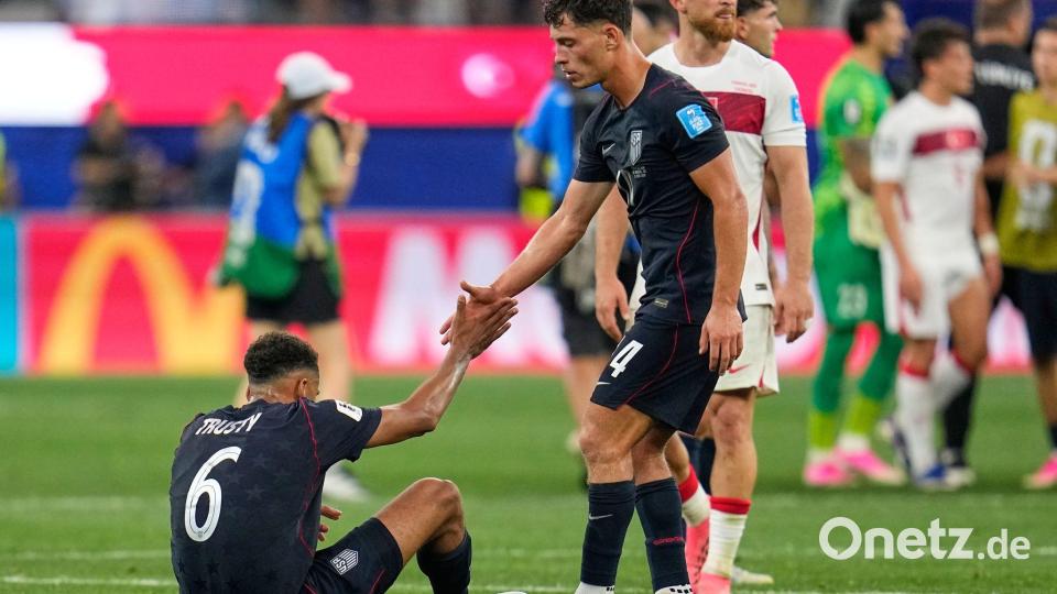 Die beiden Torschützen der USA waren nicht glücklich über die Niederlage zum Abschluss der Gruppenphase. Bild: Gregory Bull/AP/dpa