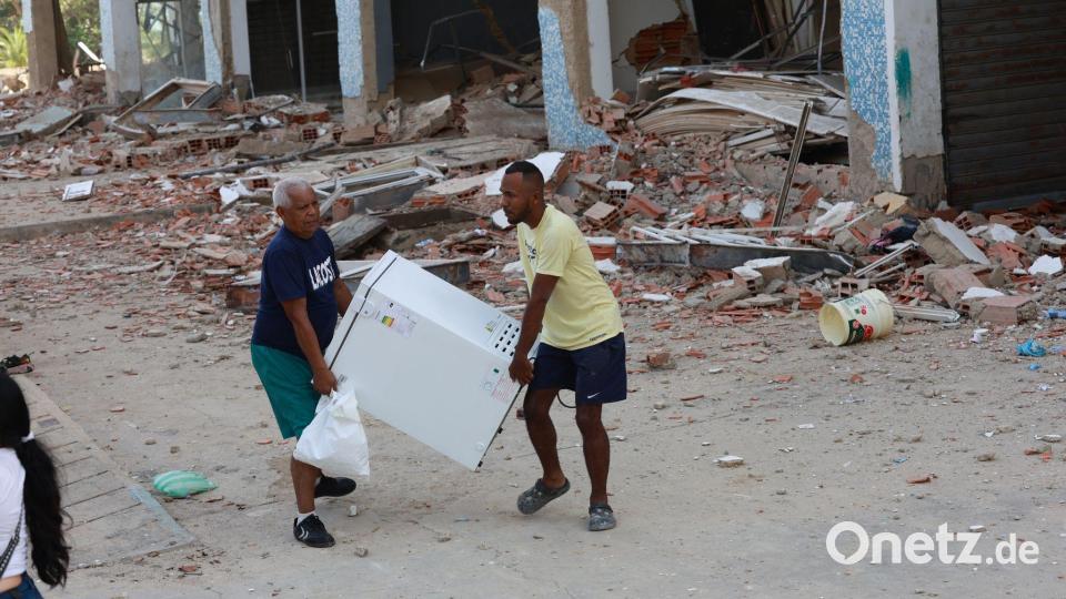 Überlebende fragen sich, wie es nach dem Verlust ihres Zuhauses weitergehen soll. Bild: Stringer/dpa