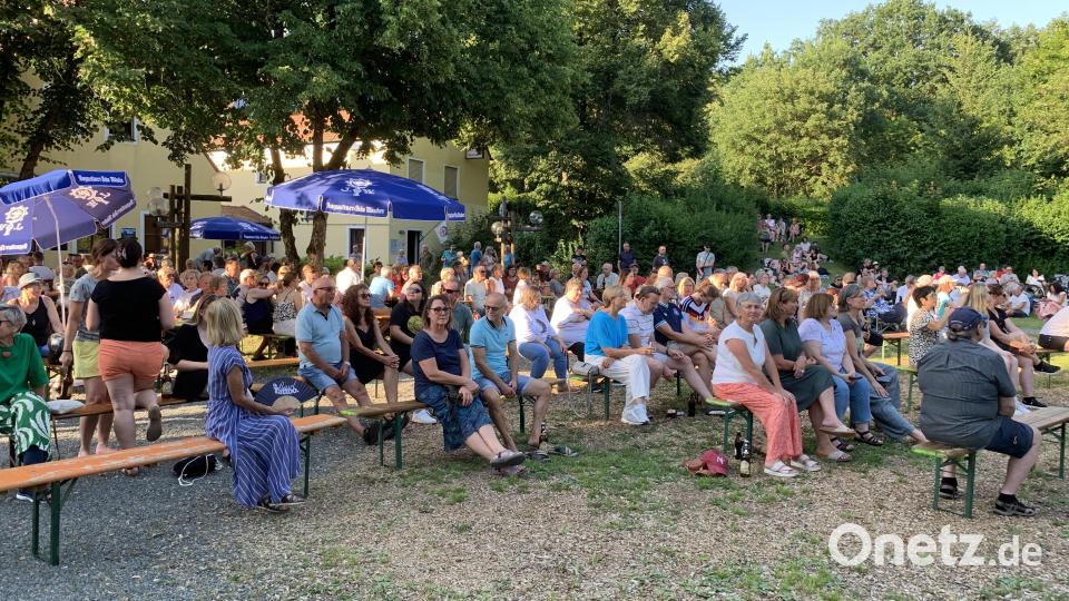 Über 250 Besucherinnen und Besucher hatten es sich auf den aufgestellten Bänken und Stühlen oder auf den mitgebrachten Decken auf den Wiesen rund um die Bühne in der Freizeitanlage gemütlich gemacht. Bild: Johann Adam