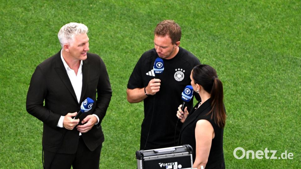 Bastian Schweinsteiger (l.) ist bei der WM als ARD-Experte im Einsatz. (Archivbild) Bild: Federico Gambarini/dpa