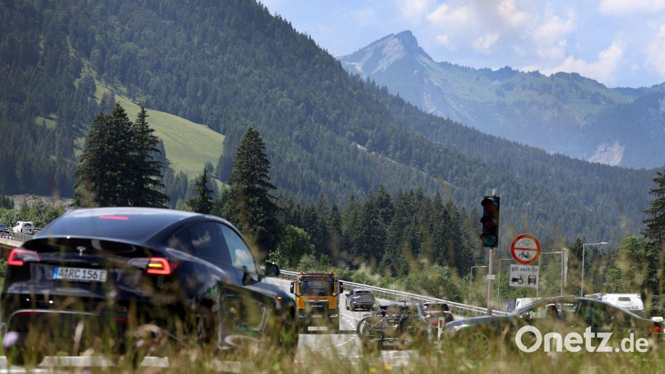 Auch der Fernpass ist eine vielbefahrene Ferien-Route. Bild: Karl-Josef Hildenbrand/dpa