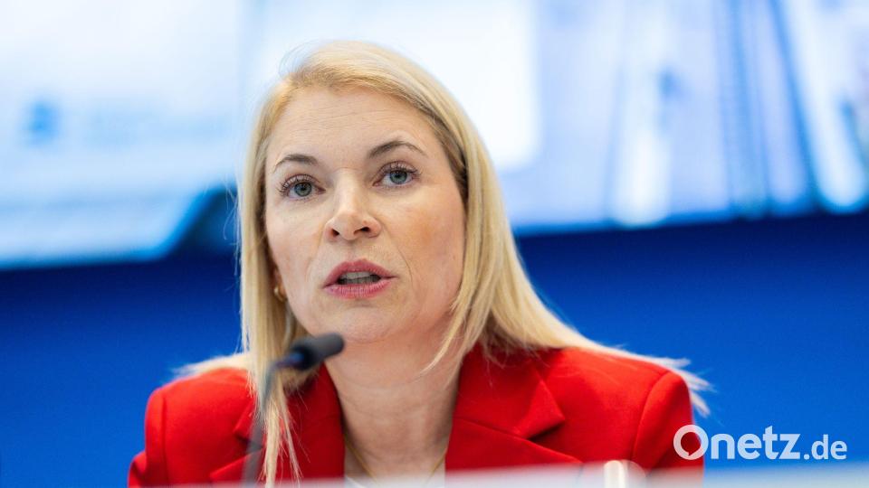 Bahnchefin Evelyn Palla musste den Projektpartnern von Stuttgart 21 die erneute Verschiebung der Eröffnung erklären. Bild: Christoph Schmidt/dpa
