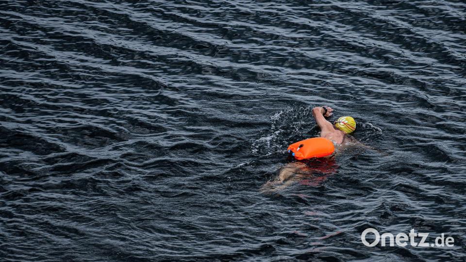 Ein Badender mit einer Schwimmboje. (Symbolbild) Bild: Swen Pförtner/dpa