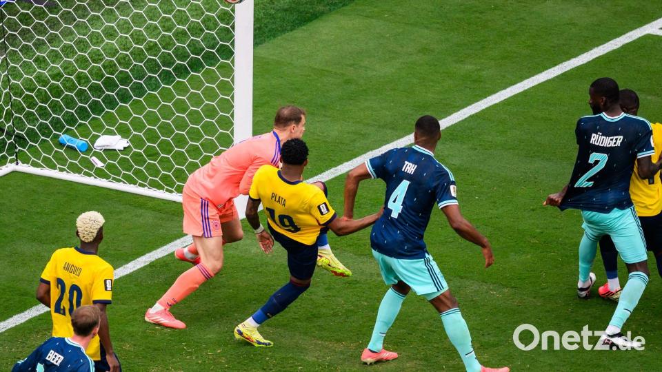 Manuel Neuer kassiert das 1:2. Bild: Tom Weller/dpa