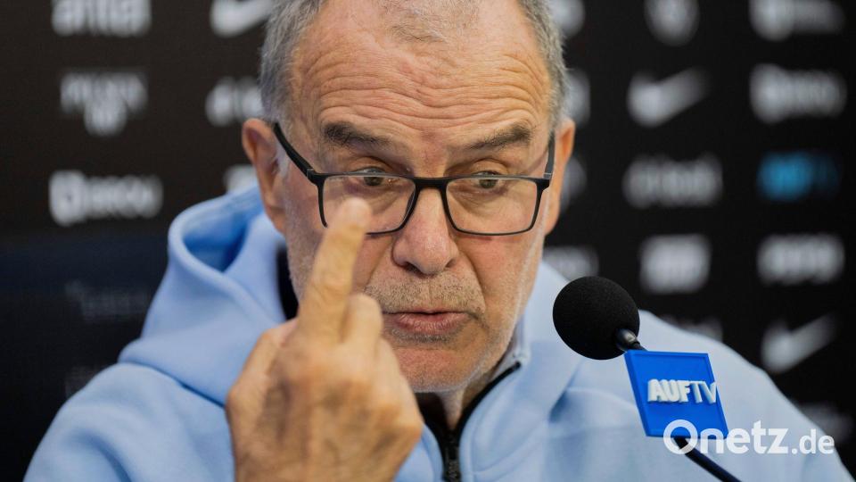 Marcelo Bielsa hält gar nichts von der Neuerung. (Archivbild) Bild: Matilde Campodonico/AP/dpa