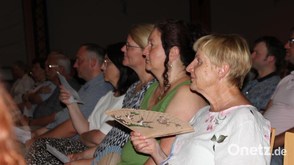 Mitgebrachte Fächer und die Programmhefte waren wichtige Instrumente beim Sommerkonzert im Kettelerhaus. Bild: Konrad Rosner