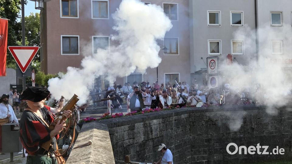 Bürgermeister Stefan Frank gab das Kommando: Mit drei donnernden Salven aus Musketen, Böllern und Kanonen schossen historische Gruppen das Altstadtfest an. Bild: Tobias Gräf