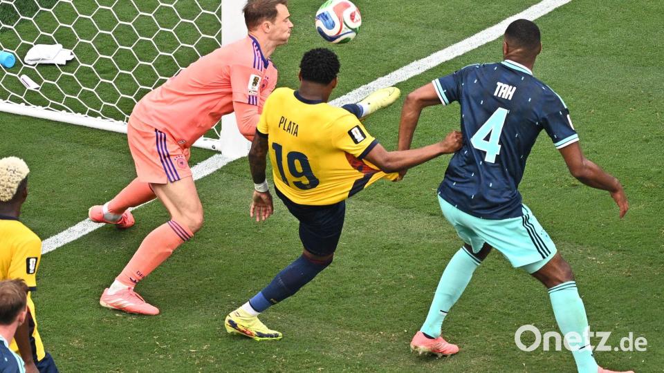 Neuer greift daneben, Ecuador jubelt. Bild: Tom Weller/dpa