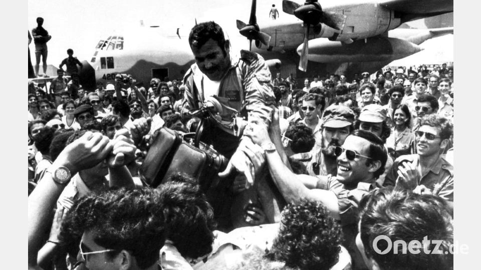 Ein an der damaligen Befreiungsaktion beteiligter Pilot wurde nach der Rückkehr auf dem Flughafen Ben Gurion gefeiert. (Archivbild) Bild: picture alliance / dpa