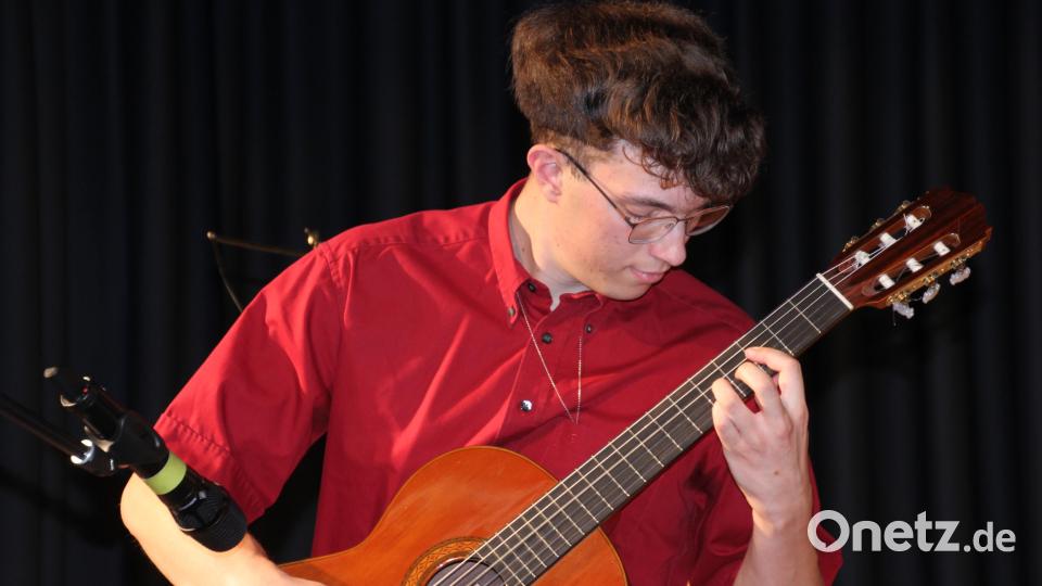 Dominik Katsikis brillierte mit seiner Gitarre. Bild: Konrad Rosner