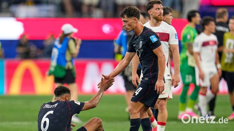 Die beiden Torschützen der USA waren nicht glücklich über die Niederlage zum Abschluss der Gruppenphase. Bild: Gregory Bull/AP/dpa
