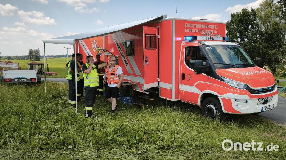 Die Einsatzleitung koordinierte das Geschehen. Bild: Peter Nickl