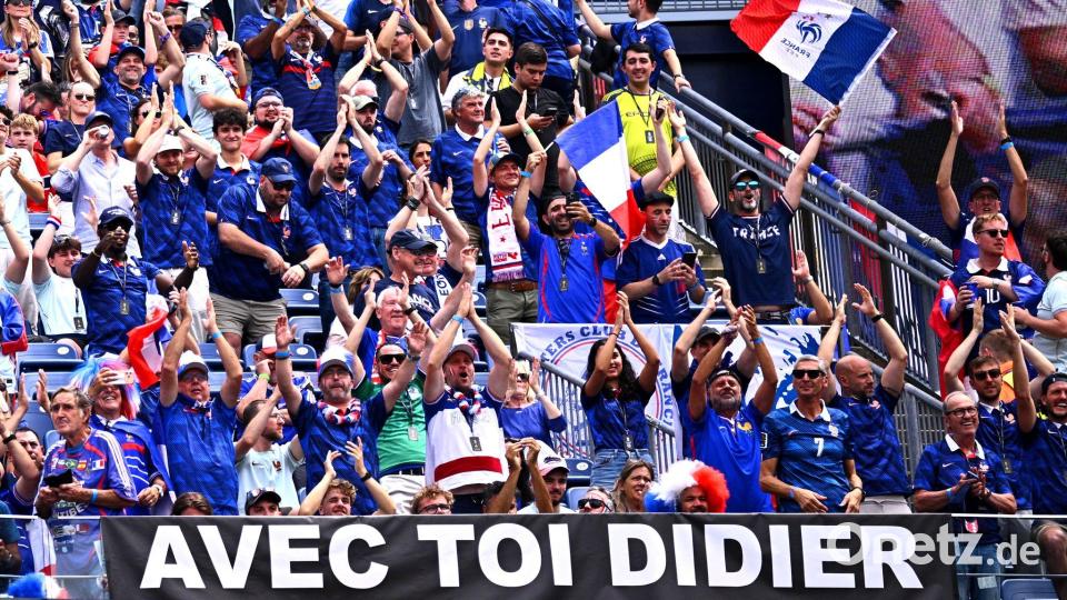 „Mit dir, Didier“: Die französischen Fans drücken Trainer Deschamps ihr Beileid aus. Bild: Tom Weller/dpa