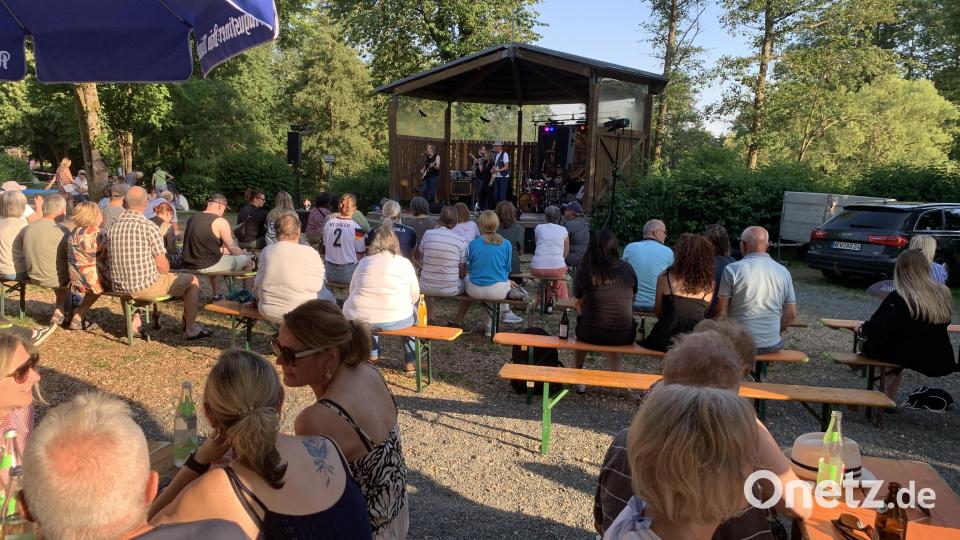 Über 250 Besucherinnen und Besucher hatten es sich auf den aufgestellten Bänken und Stühlen oder auf den mitgebrachten Decken auf den Wiesen rund um die Bühne in der Freizeitanlage gemütlich gemacht. Bild: Johann Adam
