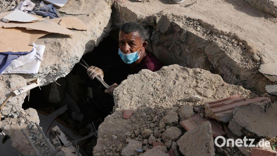 Helfer suchen teils mit bloßen Händen nach Verschütteten. Bild: Ariana Cubillos/AP/dpa