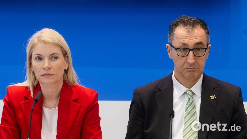 Müssen sich nun um die Probleme von Stuttgart 21 kümmern: Bahnchefin Evelyn Palla und Baden-Württembergs Ministerpräsident Cem Özdemir (Grüne). Bild: Christoph Schmidt/dpa